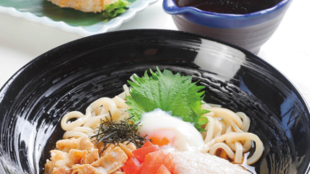 とろろぶっかけうどんとかやくご飯おにぎり